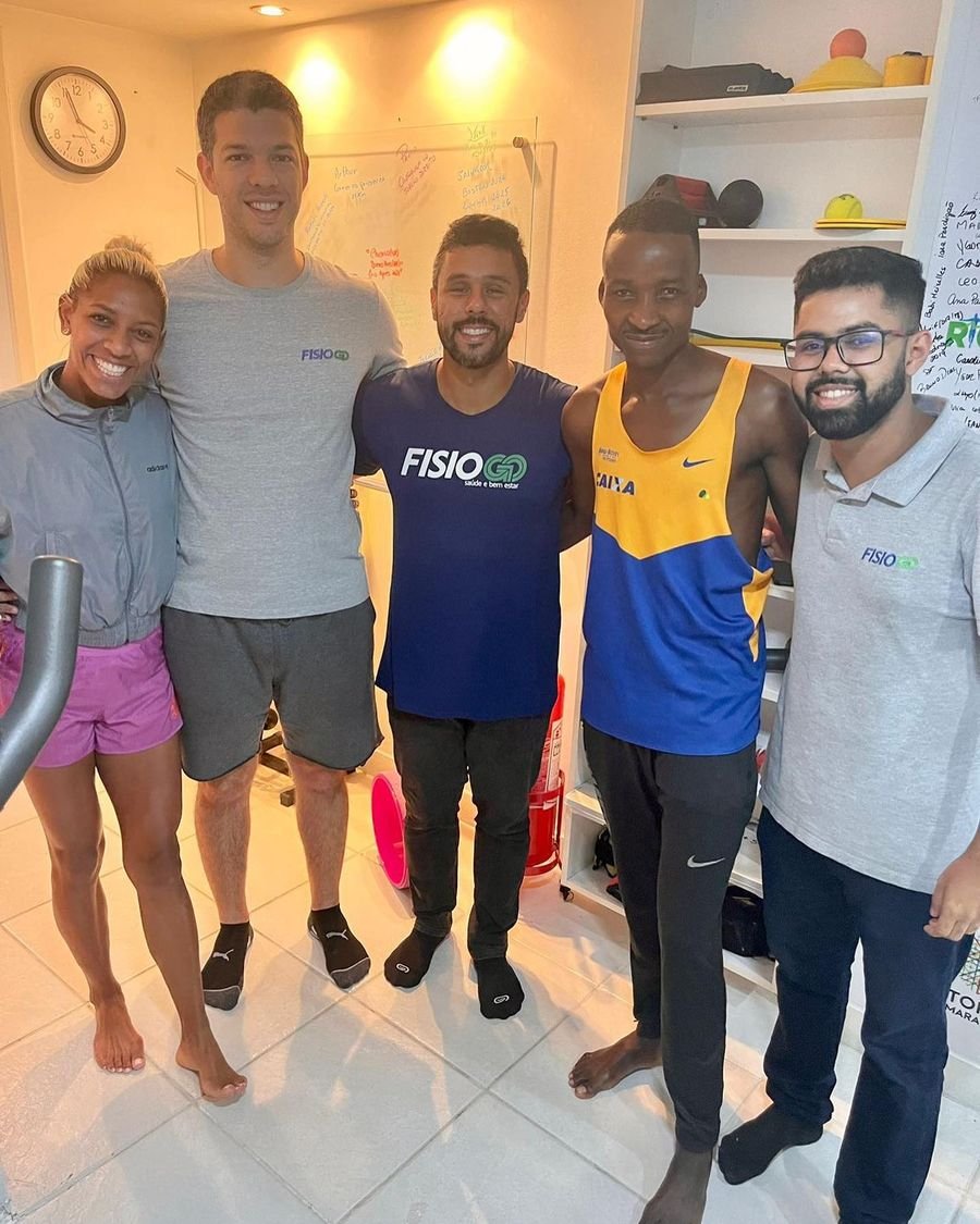Atletas de corrida com a equipe da FisioGo na clínica